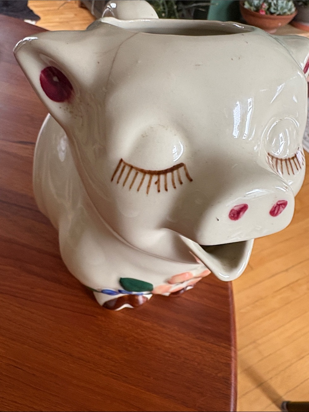 Vintage 8’ Shawnee Smiley Pig
